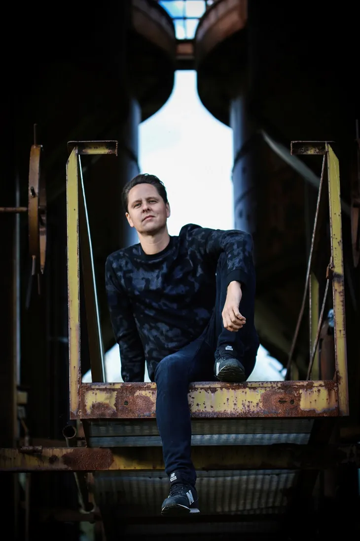 Frederic Hecker in industrieller Umgebung